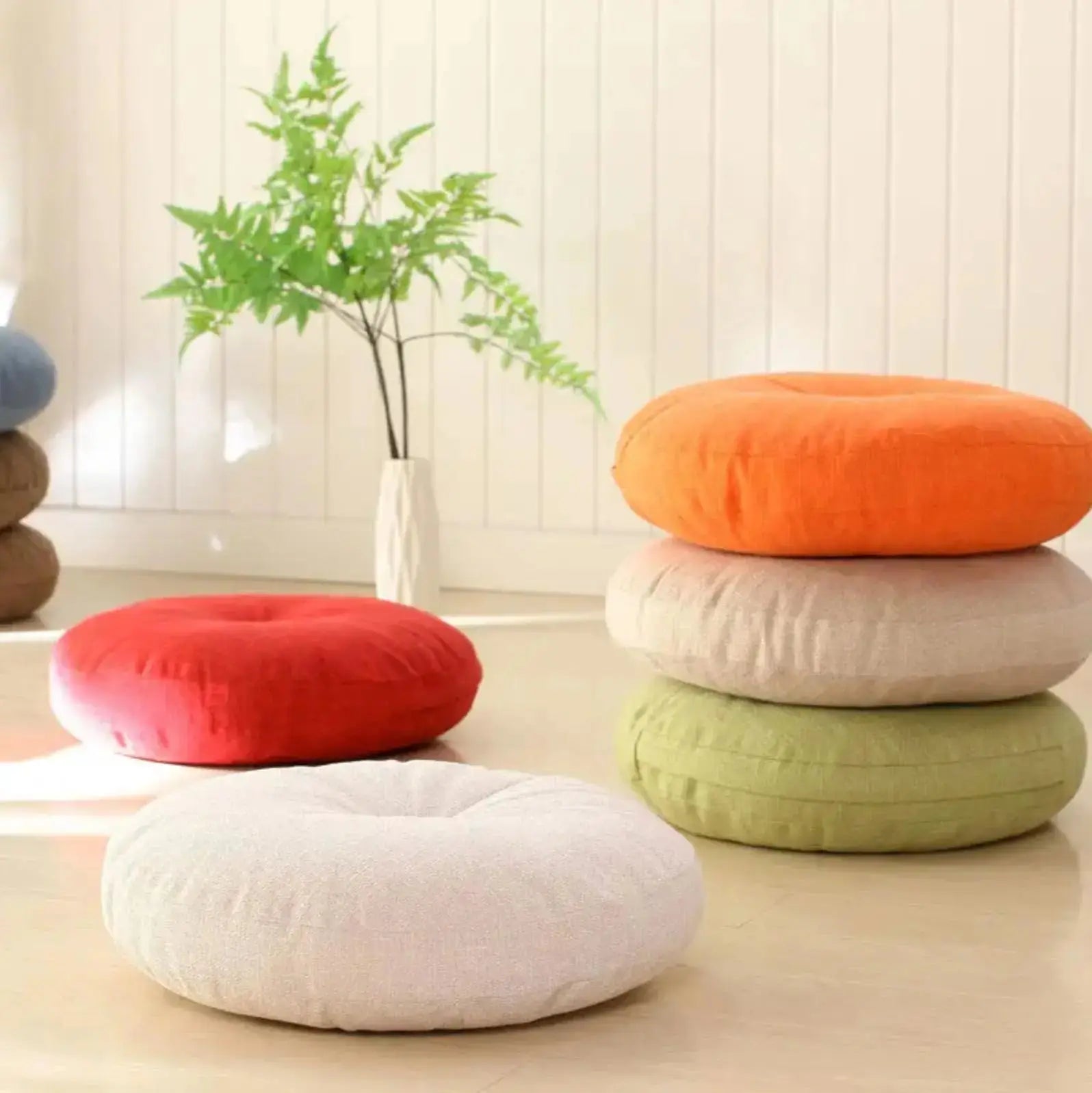 Coussin rond bombé monochrome en coton-lin uni 4 teintes turquoise beige navy marron — vue en situation d'usage — Japanstreet