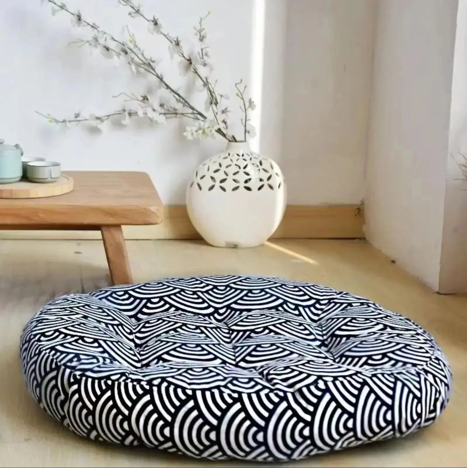 Zabuton traditionnel rond bombé épais à 3 motifs textiles marine (ichimatsu, seigaiha, vagues) — vue en situation d'usage — J