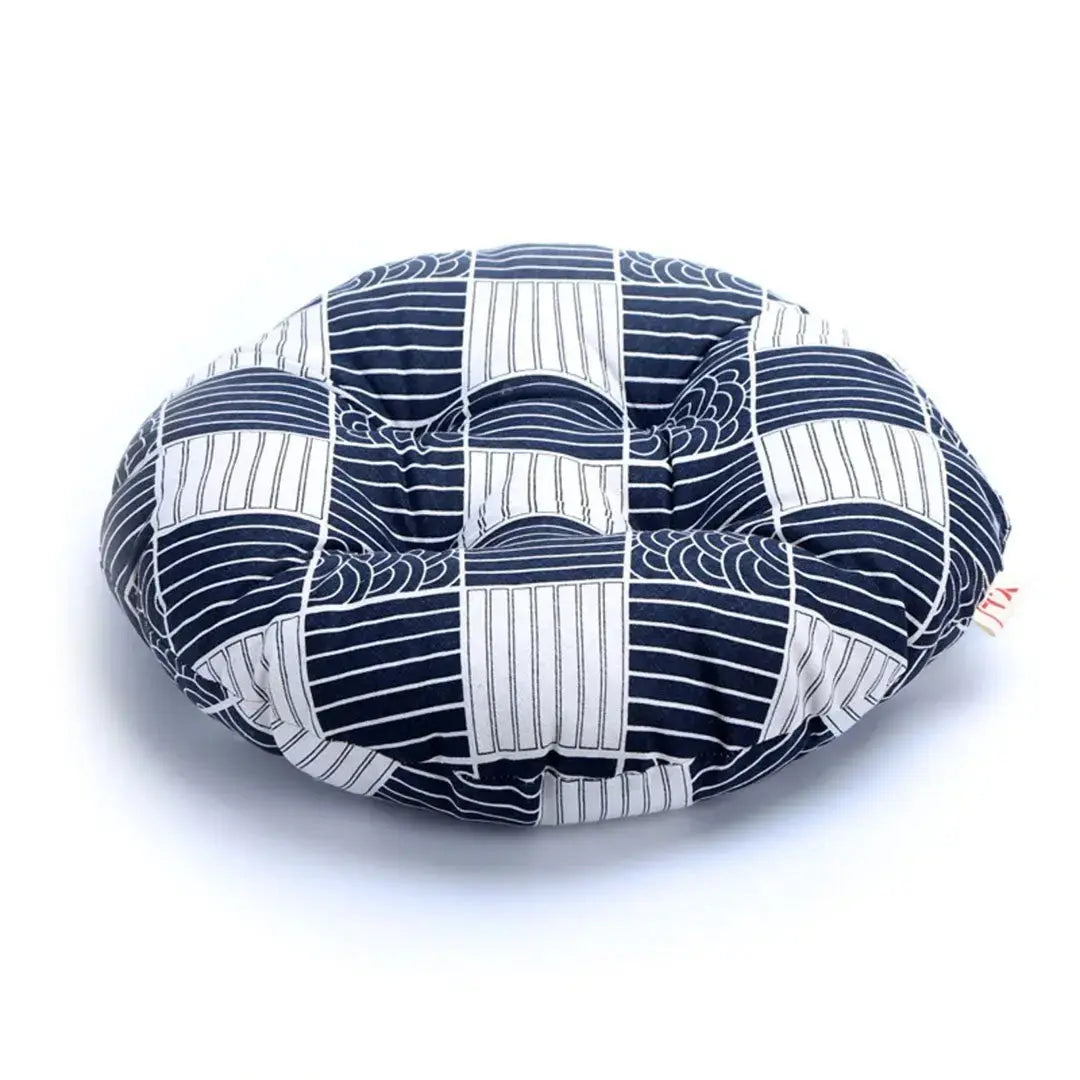 Zabuton traditionnel rond bombé épais à 3 motifs textiles marine (ichimatsu, seigaiha, vagues) — vue de profil — Japanstreet