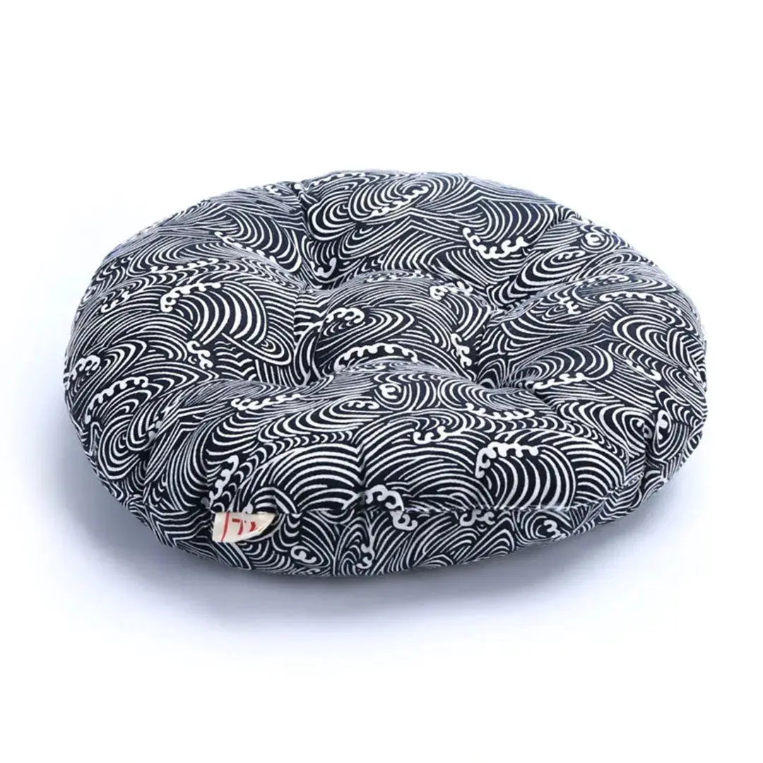 Zabuton traditionnel rond bombé épais à 3 motifs textiles marine (ichimatsu, seigaiha, vagues) — vue empilée — Japanstreet