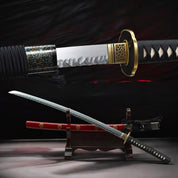 Le Katana Hizakura célèbre l’artisanat à travers une lame sculptée dans l’acier et la tradition