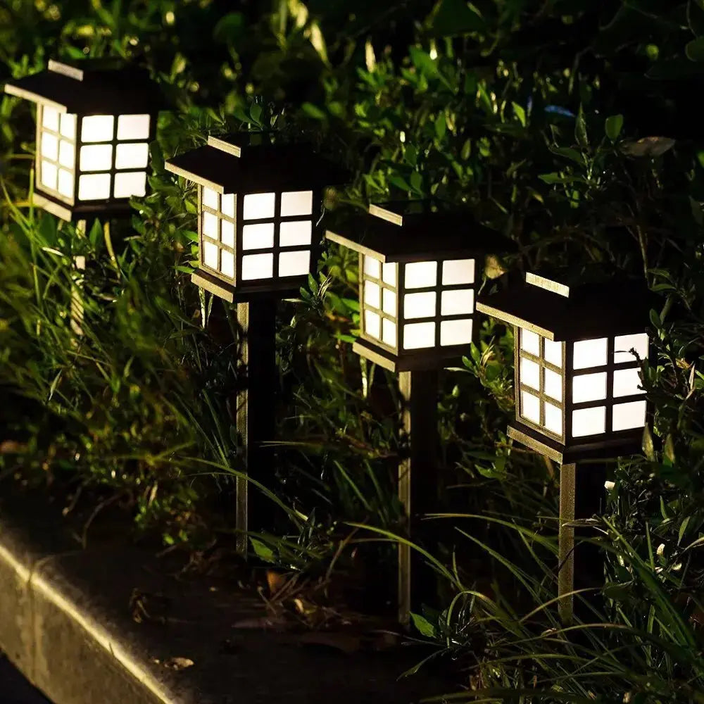 Lanternes mini-andon LED solaires Buzen pour balisage de jardin — vue en situation jardin nocturne — Japanstreet