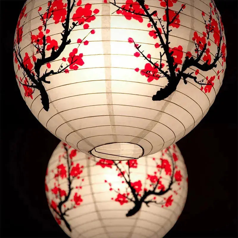 Lanterne sphérique maru-chōchin en papier washi à pruniers rouges kōbai — éclairée la nuit — Japanstreet
