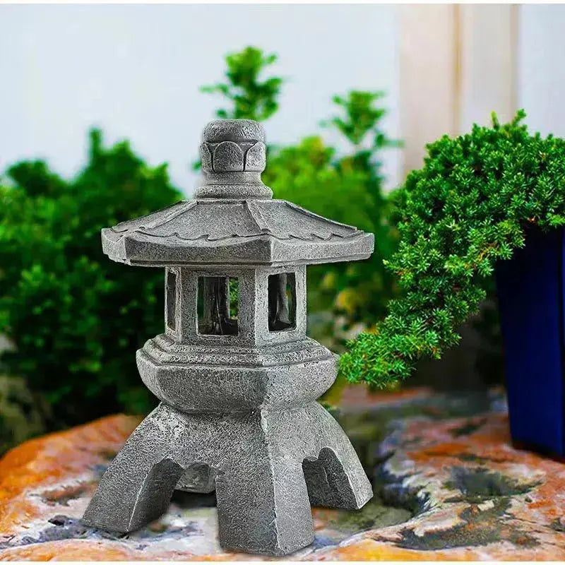 Tōrō Kaizu en pierre patinée avec module LED puissant pour éclairage — vue allumée nuit — Japanstreet