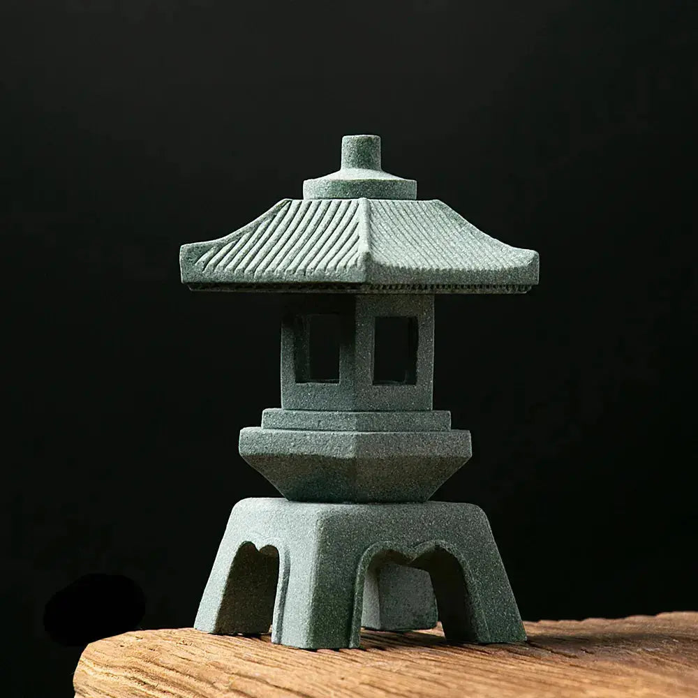 Tōrō style Fukukoda en pierre verte au toit aux tuiles sculptées — vue de face — Japanstreet