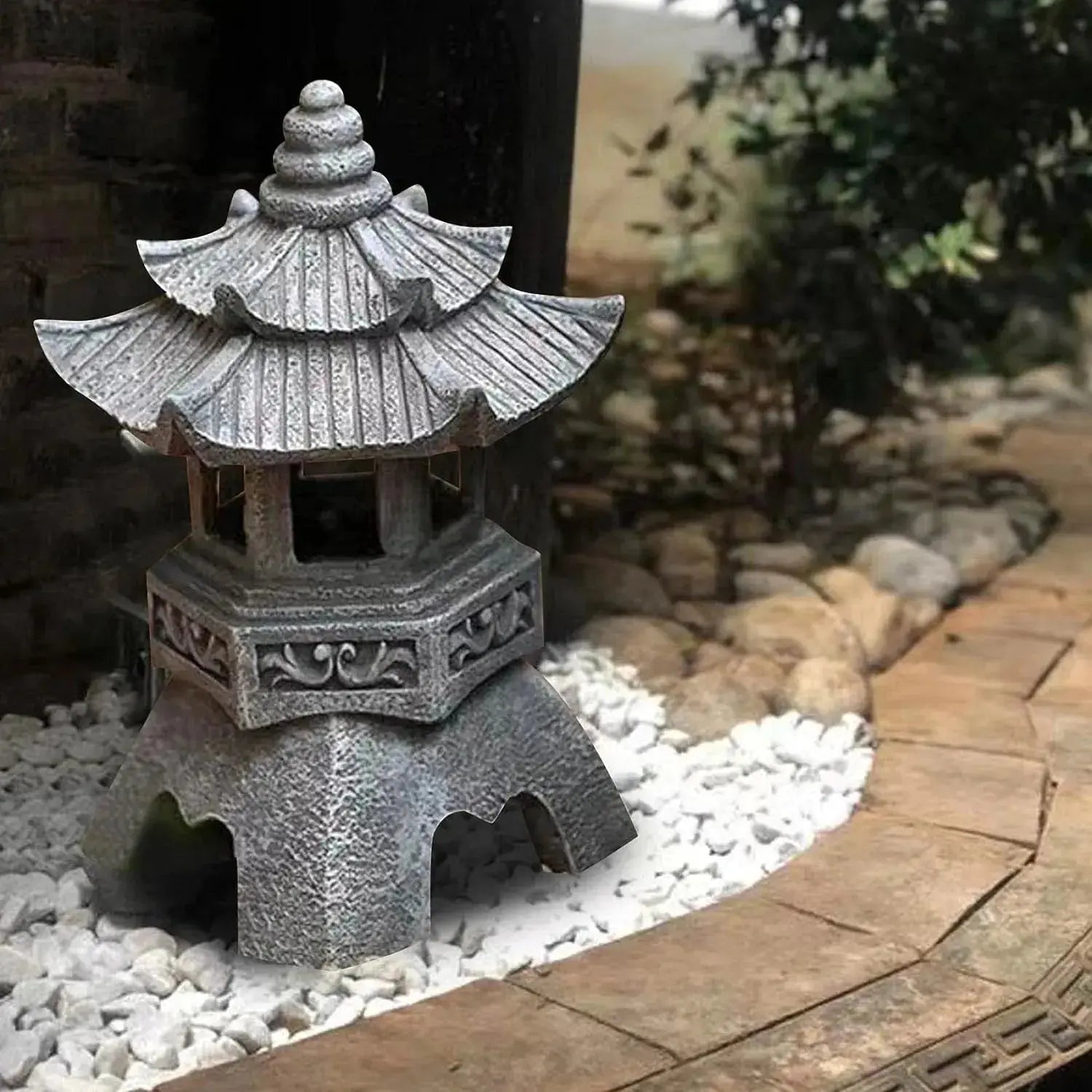 Tōrō Midori en pierre verte pagode multiétage tahōtō avec LED — vue allumée — Japanstreet
