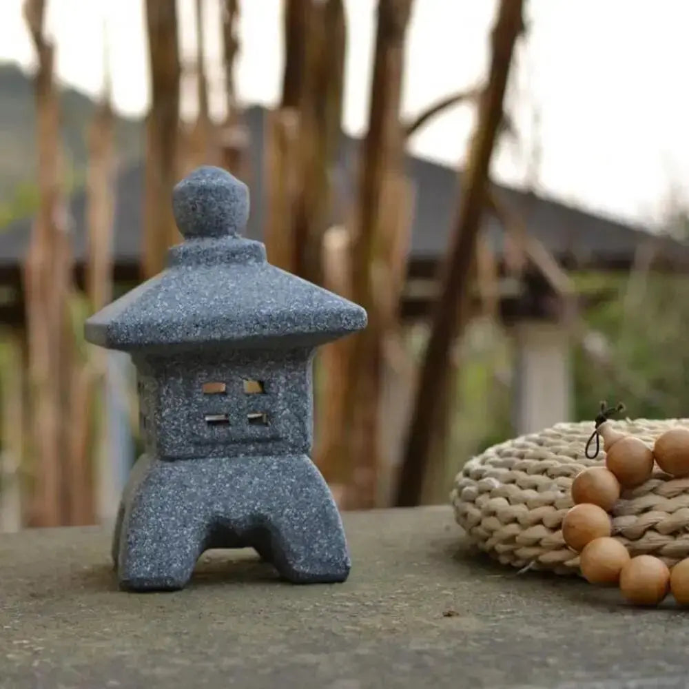 Tōrō en pierre granitée gris-beige aux ouvertures carrées — vue en situation — Japanstreet