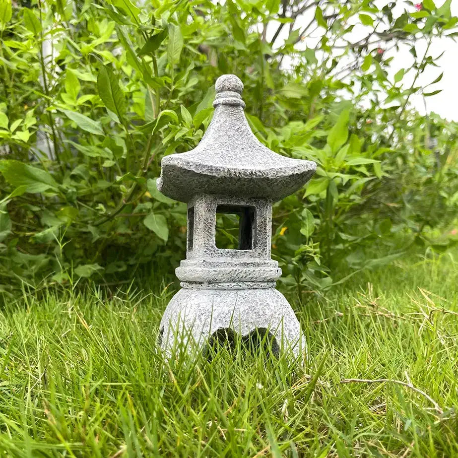 Tōrō Kuroishi en pierre noire patinée format élancé pour roji — vue en situation — Japanstreet