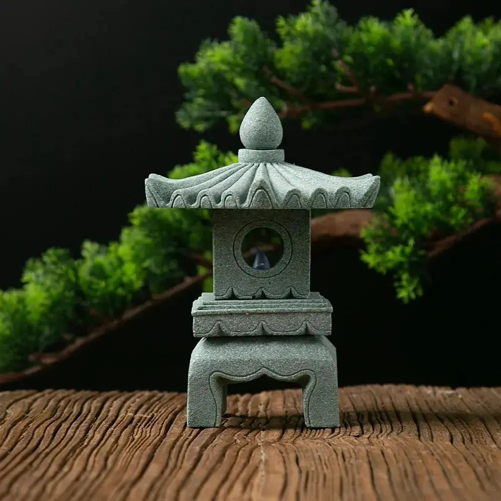 Tōrō Ukiha en pierre sculptée à antéfixes et pinacle lotus bouddhique — vue de face — Japanstreet