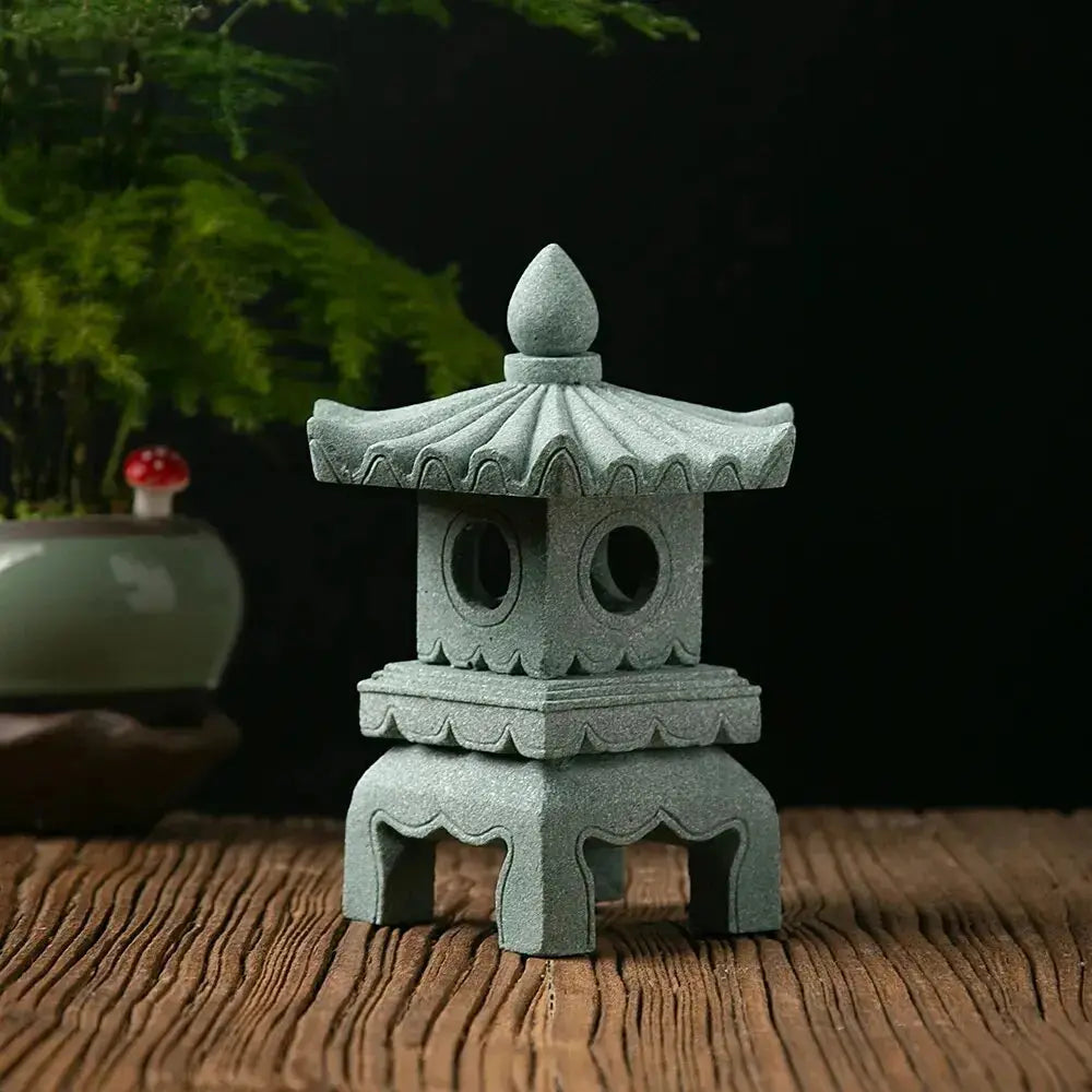 Tōrō Ukiha en pierre sculptée à antéfixes et pinacle lotus bouddhique — vue en situation — Japanstreet