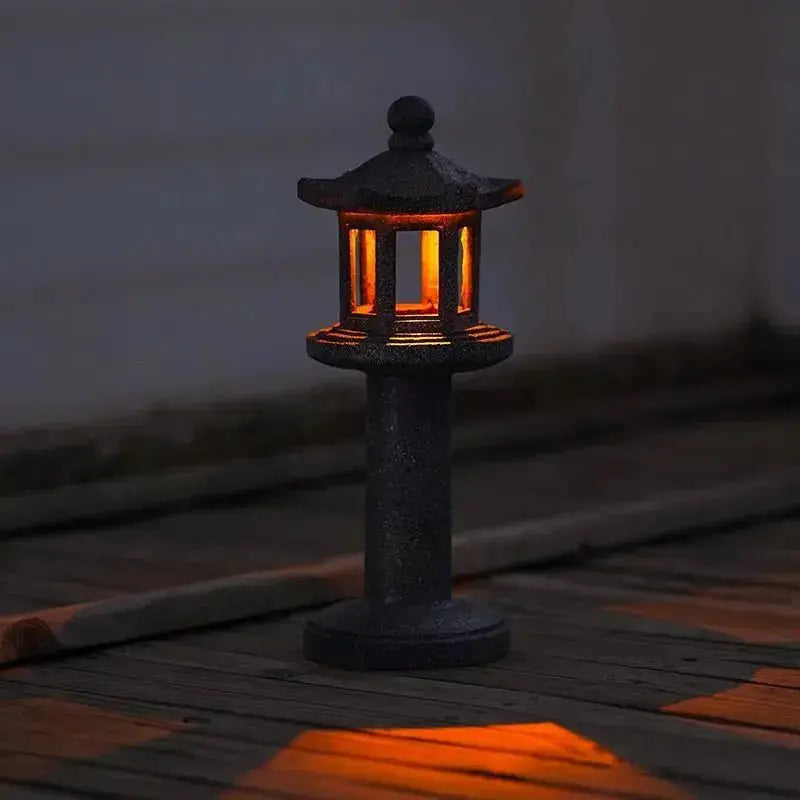 Grande lanterne tōrō Asashi format colonne en imitation pierre — vue en situation — Japanstreet