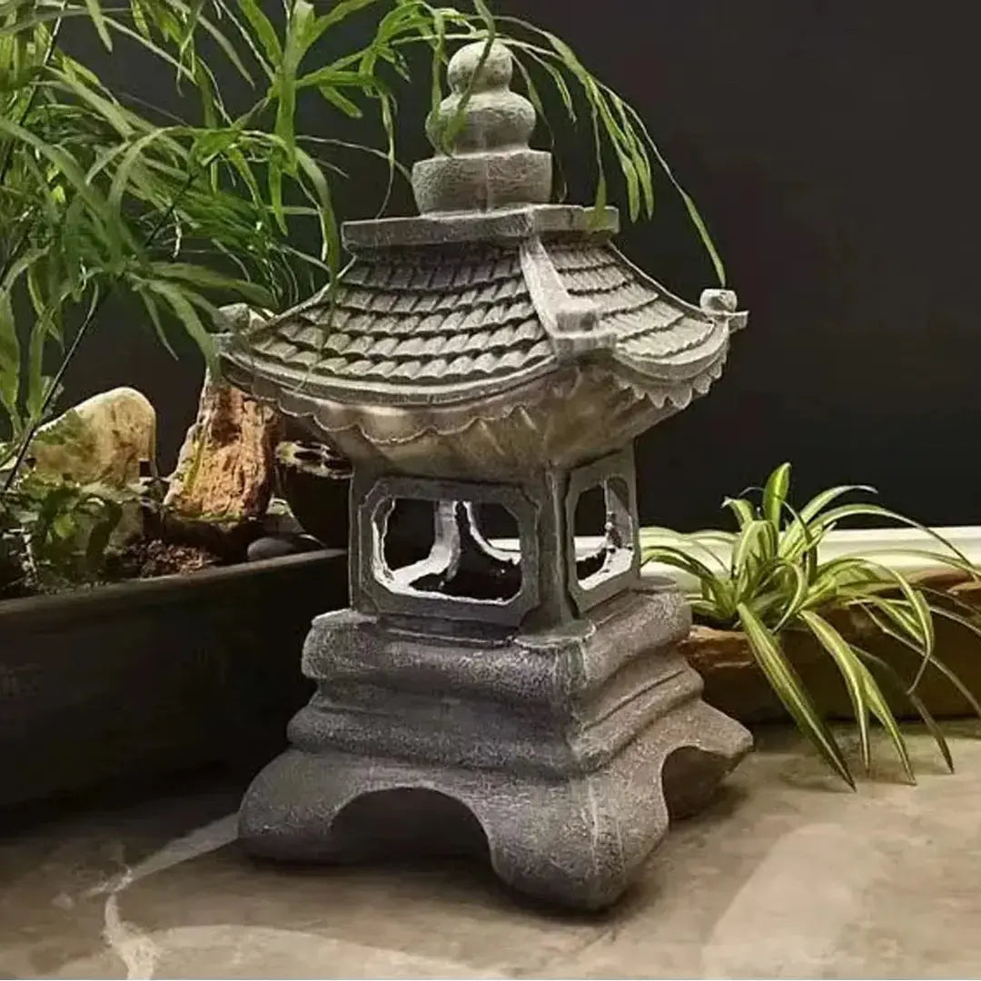 Tōrō traditionnel en pierre sculptée style pagode pour jardin japonais — vue de face — Japanstreet