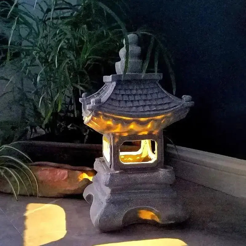 Tōrō traditionnel en pierre sculptée style pagode pour jardin japonais — vue en situation jardin — Japanstreet