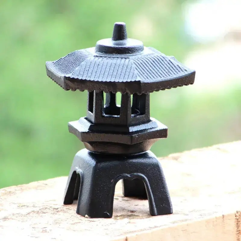 Petite lanterne tōrō style Abiko en fonte noire patinée format compact — vue en situation — Japanstreet