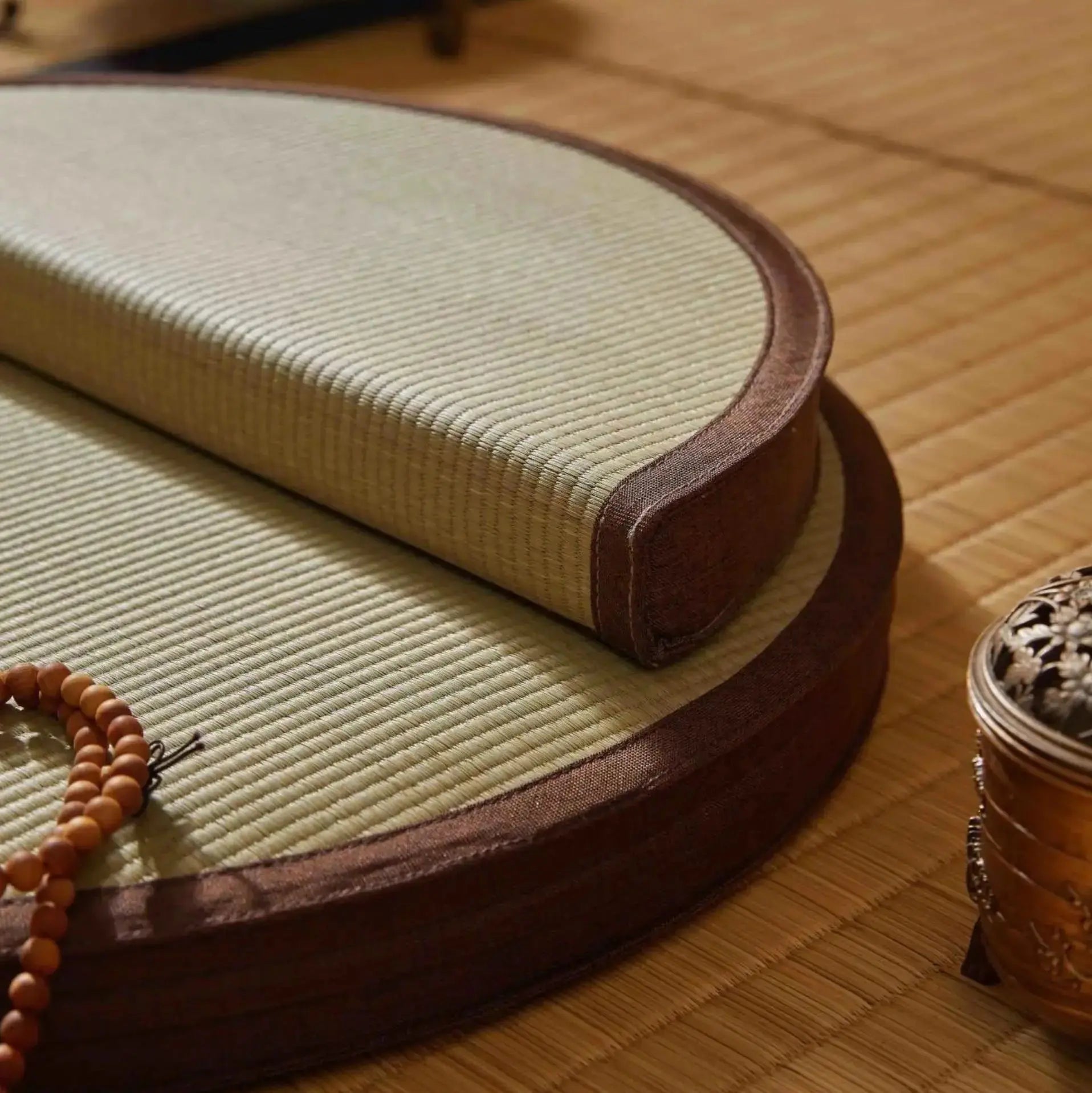 Zabuton Fujida tatami rond en paille de blé tressée véritable à la main environ 40 cm — vue en situation d'usage — Japanstree