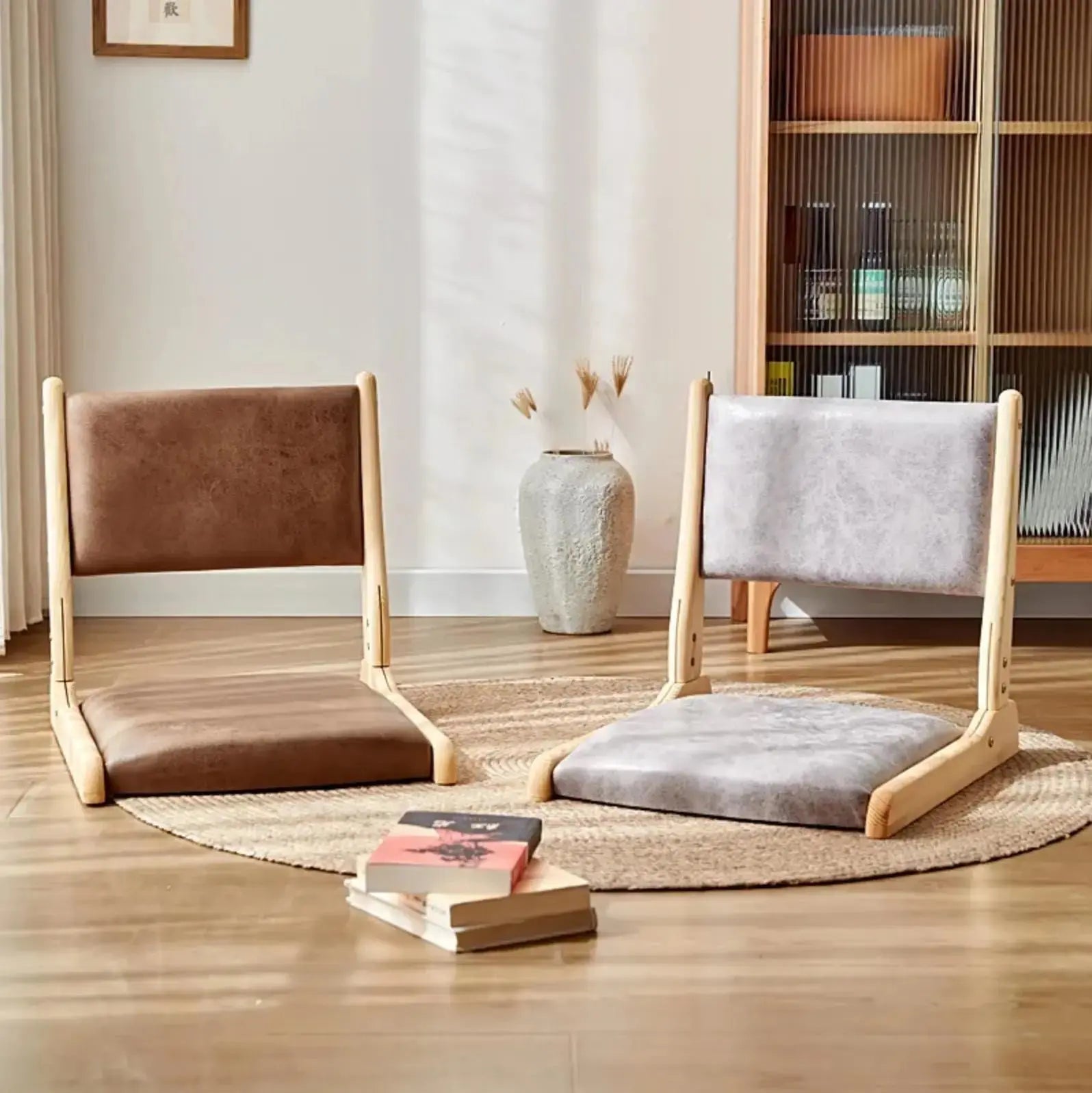Zaisu Kita chaise de sol japonaise sans pieds à dossier inclinable en 4 couleurs — vue en situation d'usage — Japanstreet