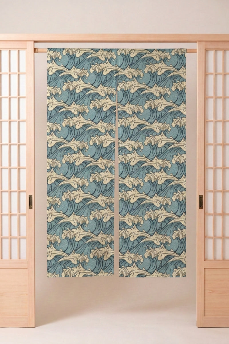 Noren japonais 'Tomodachi' suspendu à une porte en bois clair — petites vagues bleu-vert imprimées serré sur fond écru, effet de texture tissée
