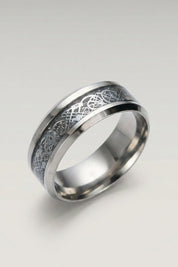 Bague 'Ringshine' coloris argent — anneau plat en acier à bande centrale incrustée d'un dragon filiforme, photo produit sur fond gris clair