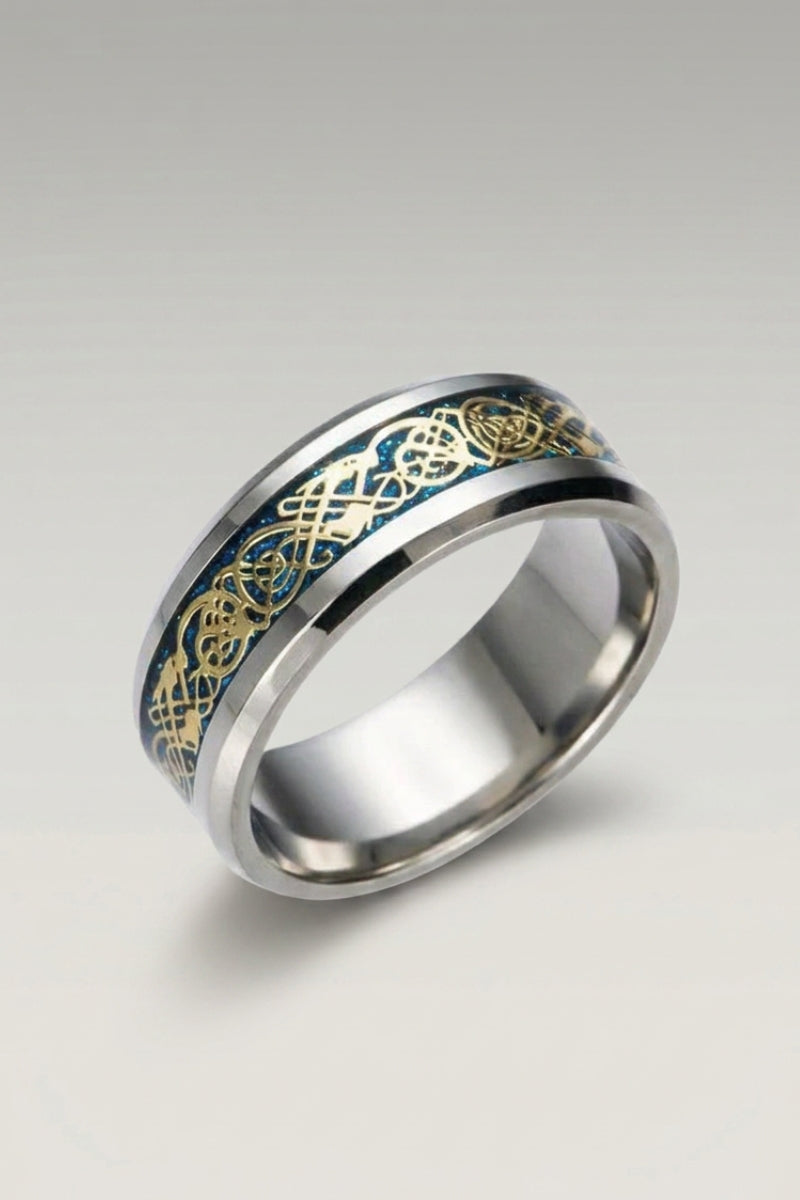 Bague 'Ringshine' coloris bleu — anneau plat en acier à bande centrale incrustée d'un dragon filiforme, photo produit sur fond gris clair