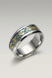 Bague 'Ringshine' coloris bleu — anneau plat en acier à bande centrale incrustée d'un dragon filiforme, photo produit sur fond gris clair