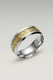 Bague 'Ringshine' coloris or — anneau plat en acier à bande centrale incrustée d'un dragon filiforme, photo produit sur fond gris clair