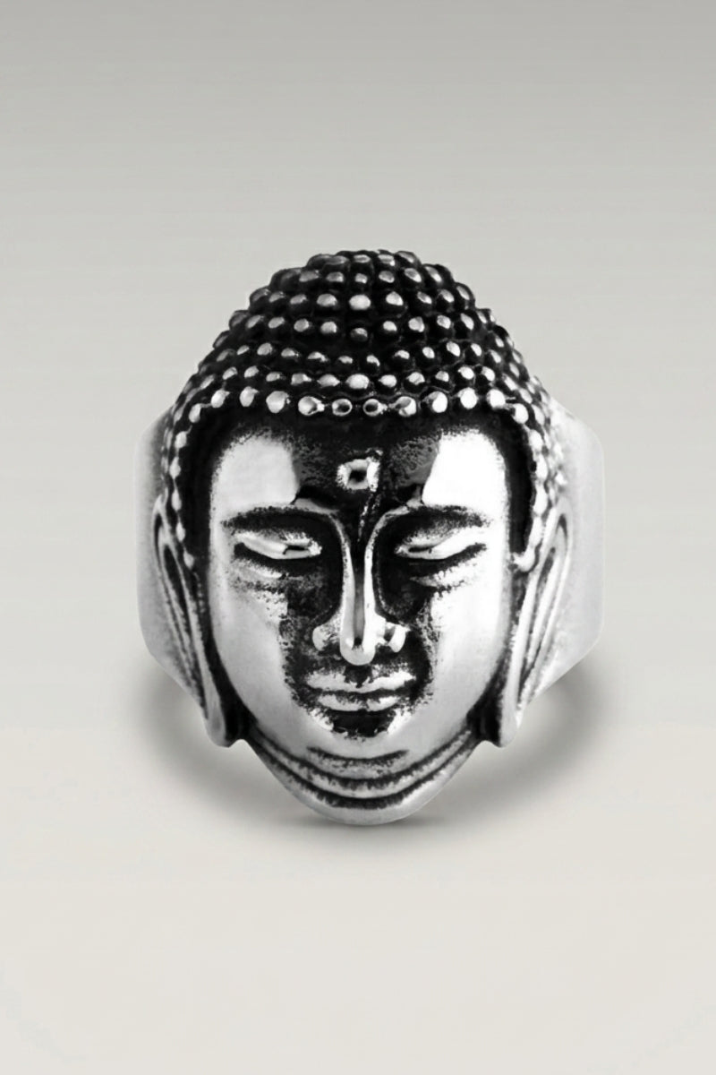 Bague 'Matokoya' coloris argent — tête de Bouddha sculptée en relief, boucles de cheveux détaillées, front marqué, photo produit sur fond gris clair