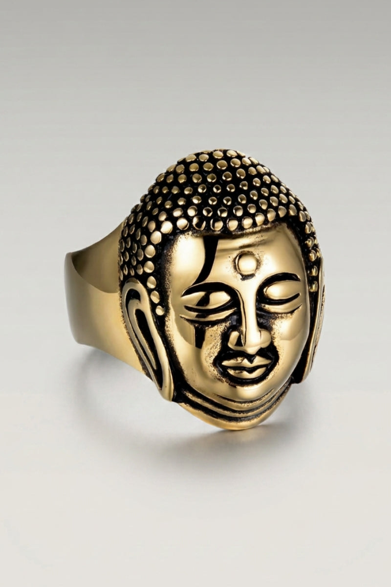 Bague 'Matokoya' coloris or — tête de Bouddha sculptée en relief, boucles de cheveux détaillées, front marqué, photo produit sur fond gris clair