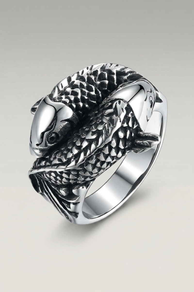 Bague 'Koganei' — carpe enroulée sculptée en relief sur un anneau large aux écailles marquées, photo produit sur fond gris clair