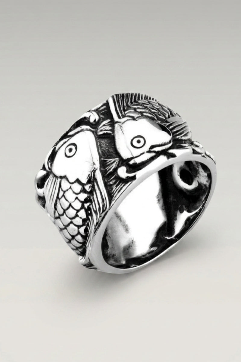 Bague 'Akiruno' — chevalière à deux carpes affrontées formant un cercle noir et blanc, photo produit sur fond gris clair