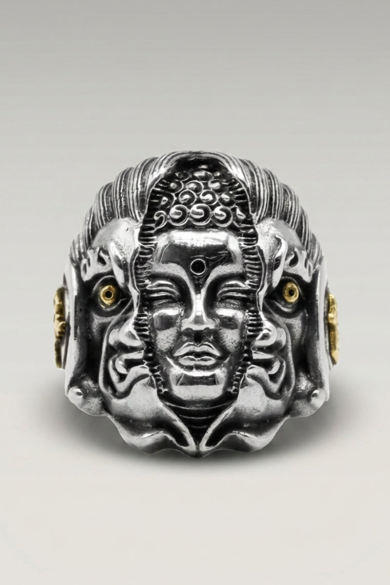 Bague 'Kurobe' — chevalière à visage sculpté encadré de deux pierres dorées aux tempes, photo produit sur fond gris clair