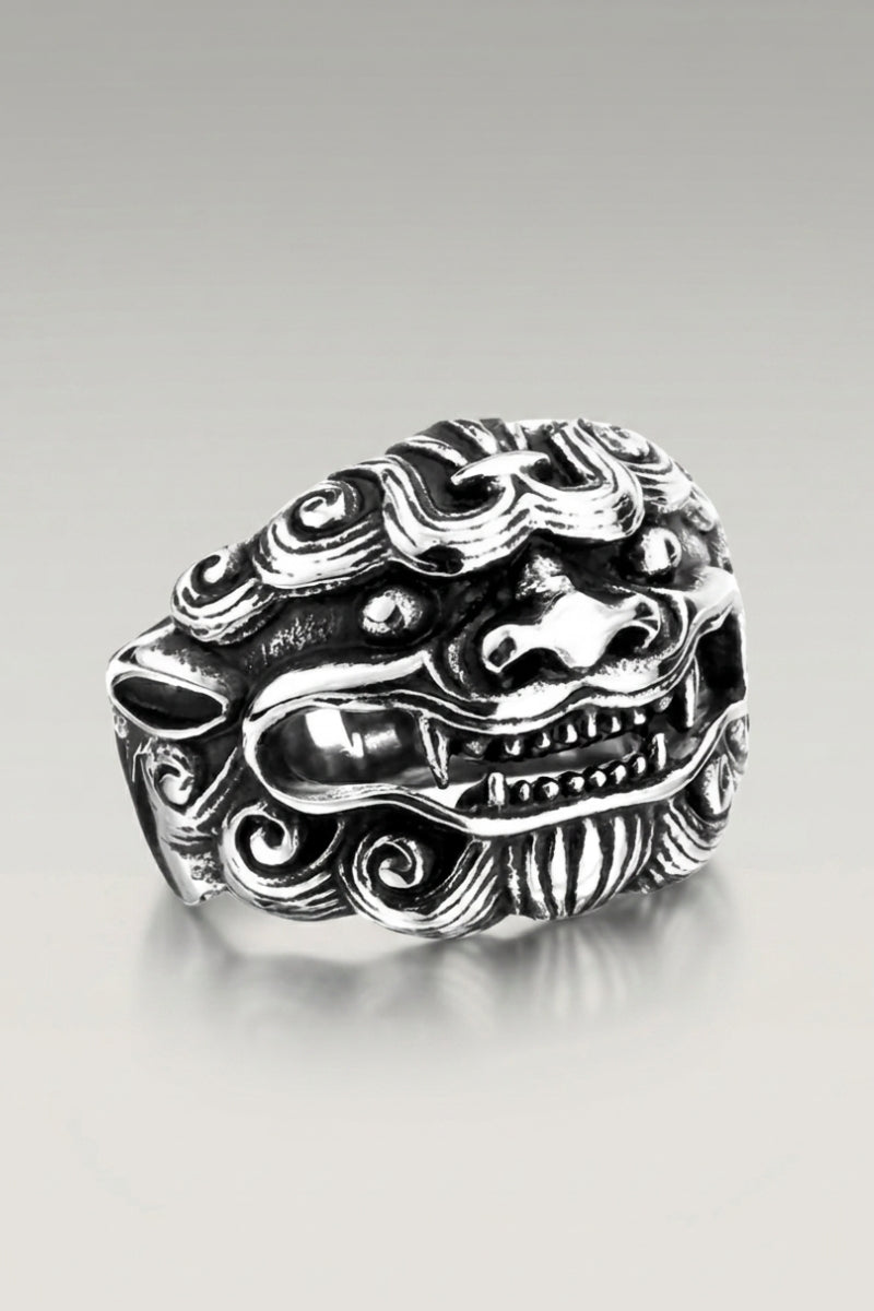 Bague 'Sypical' — chevalière en tête de lion gardien à crinière bouclée et crocs apparents, photo produit sur fond gris clair