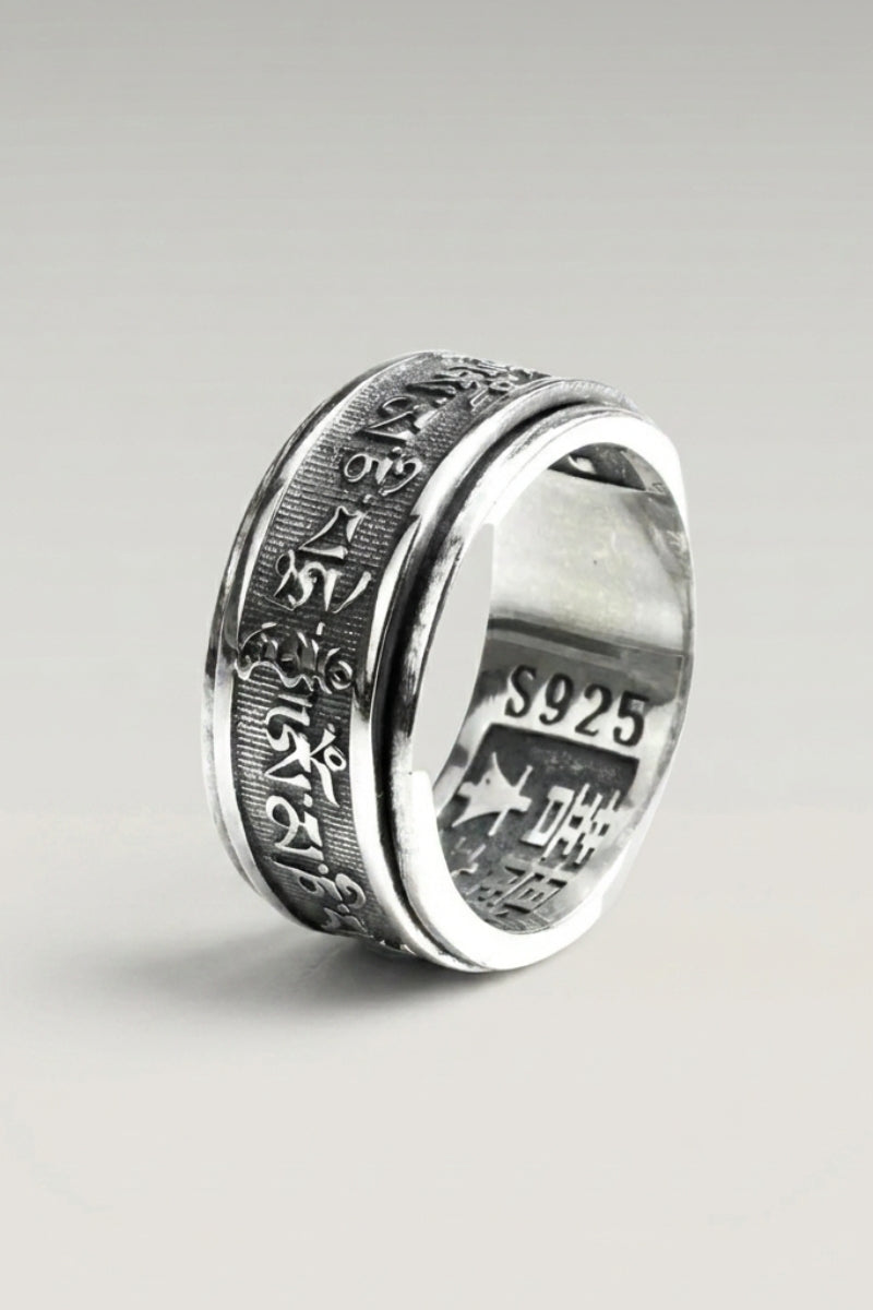 Bague 'Jisuko' — anneau large à bande tournante gravée de kanji sur tout le pourtour, photo produit sur fond gris clair