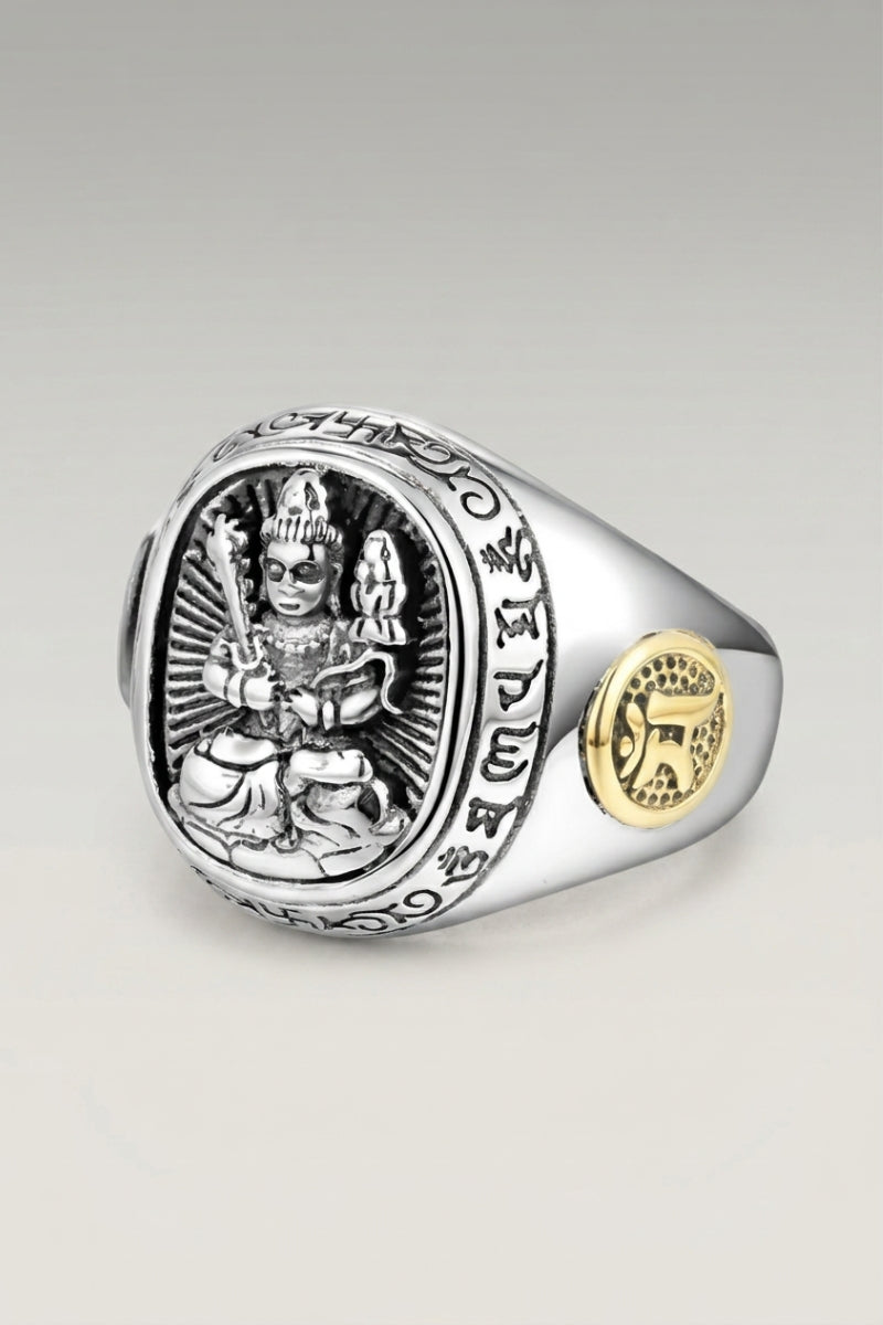 Bague 'Aiko' — chevalière ronde à divinité gravée en médaillon, cartouche doré sur le côté, photo produit sur fond gris clair