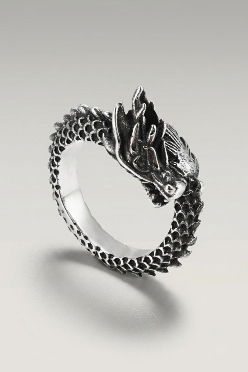 Bague 'Huanglong' coloris argent — dragon enroulé formant lui-même l'anneau, tête et queue se rejoignant, photo produit sur fond gris clair