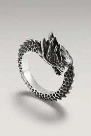 Bague 'Huanglong' coloris argent — dragon enroulé formant lui-même l'anneau, tête et queue se rejoignant, photo produit sur fond gris clair
