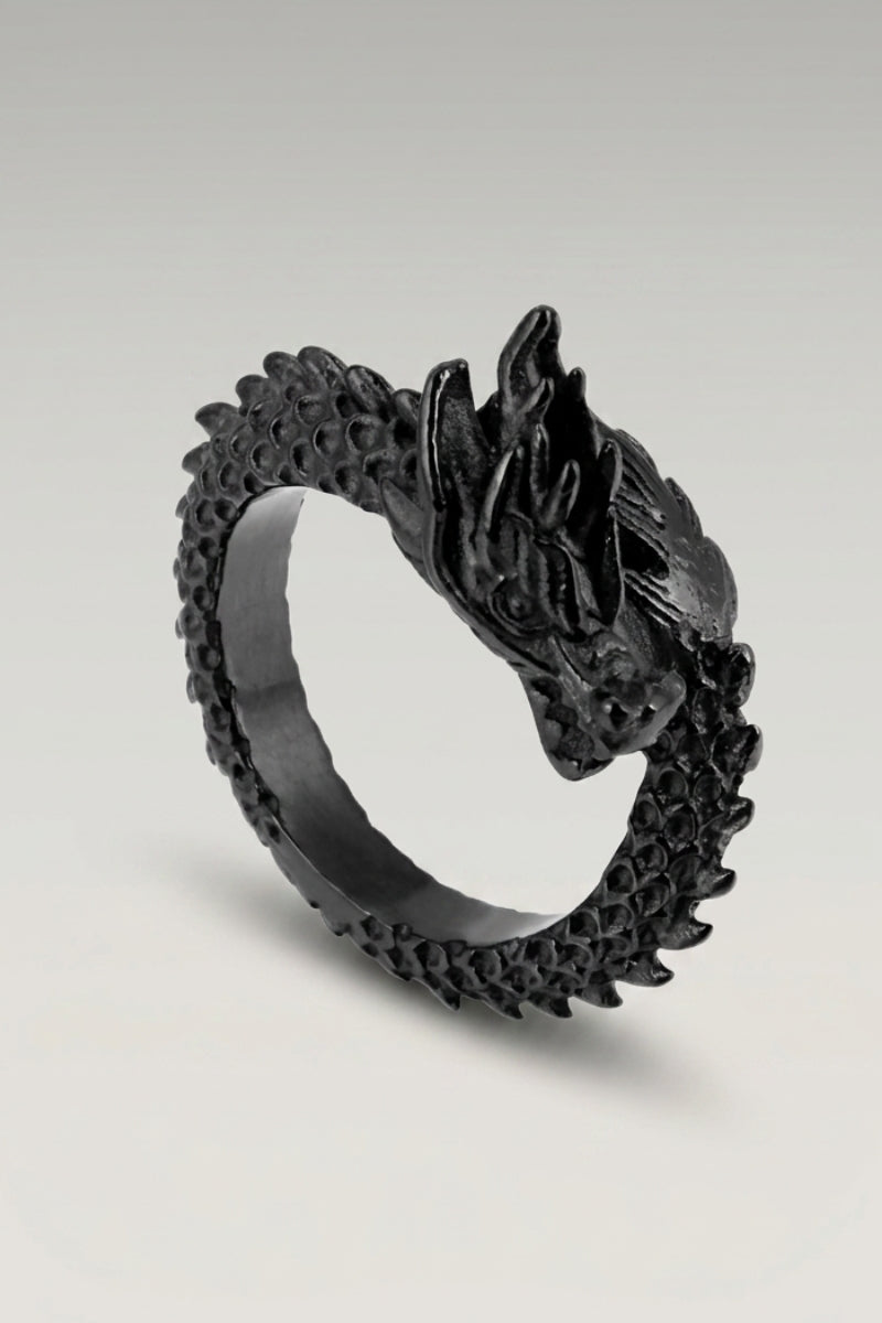 Bague 'Huanglong' coloris noir — dragon enroulé formant lui-même l'anneau, tête et queue se rejoignant, photo produit sur fond gris clair