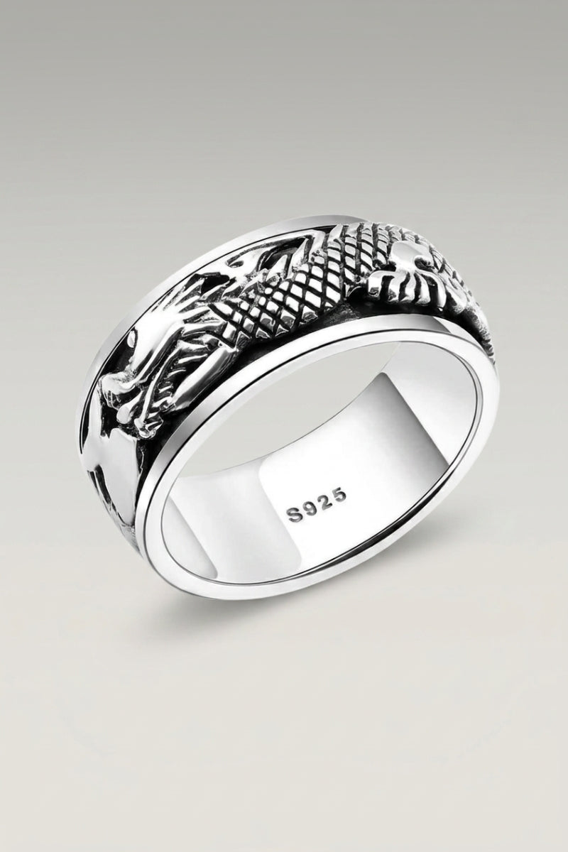 Bague 'Chojin' — anneau large à dragon gravé en relief sur toute la bande, intérieur poli, photo produit sur fond gris clair