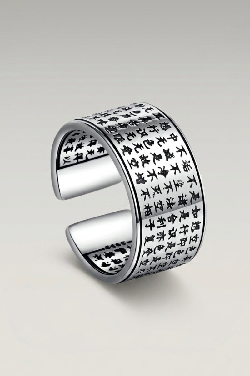 Bague Bushido Japanese Writing — anneau large et ouvert, bande couverte de caractères alignés en damier, photo produit sur fond gris clair