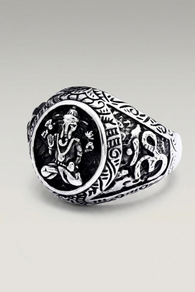 Bague 'Toyama' — chevalière ovale à divinité à tête d'éléphant gravée dans un médaillon noirci, photo produit sur fond gris clair