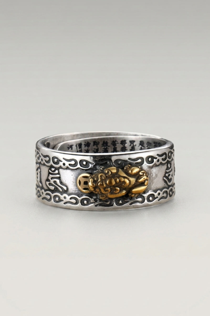 Bague 'Kingu' coloris hiragana — anneau à décor ajouré et médaillon doré, gravure portée sur la face intérieure, photo produit sur fond gris clair