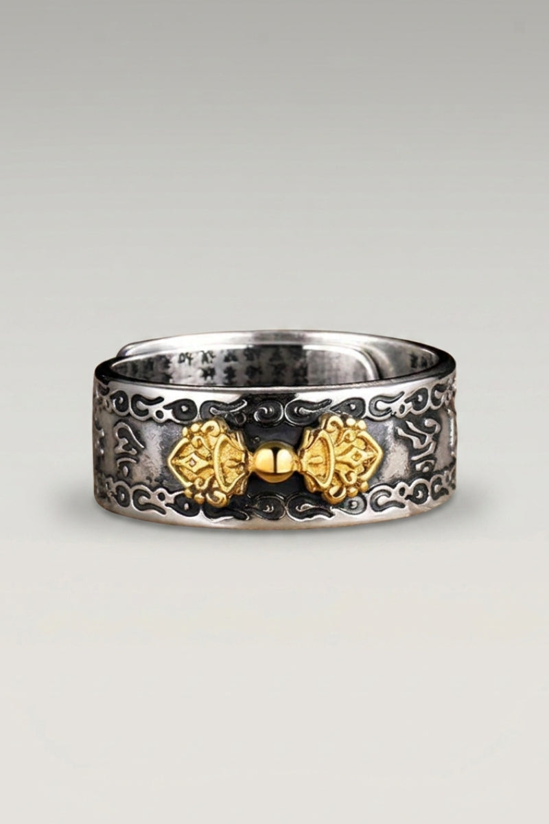 Bague 'Kingu' coloris kanji — anneau à décor ajouré et médaillon doré, gravure portée sur la face intérieure, photo produit sur fond gris clair