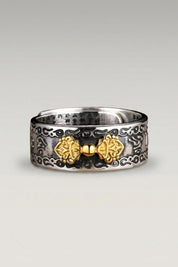 Bague 'Kingu' coloris kanji — anneau à décor ajouré et médaillon doré, gravure portée sur la face intérieure, photo produit sur fond gris clair
