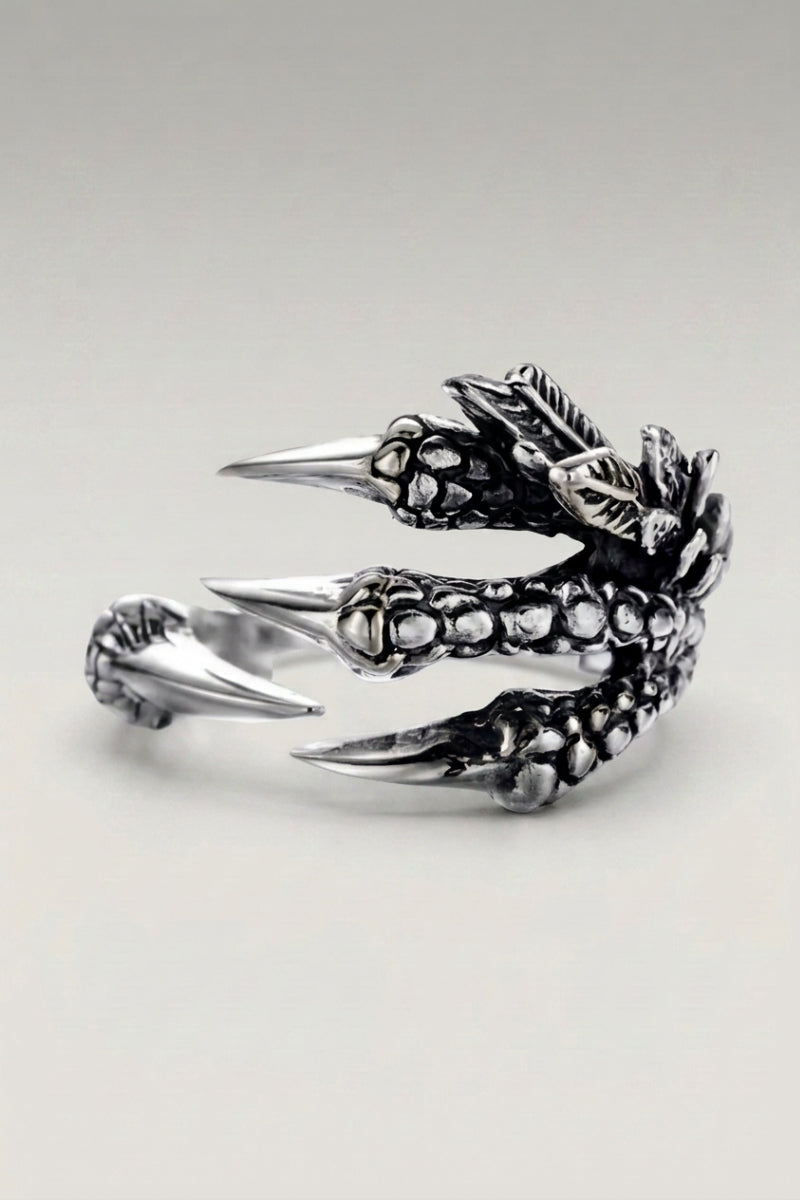 Bague 'Hyrul' — griffe de dragon ouverte, serres articulées et écailles marquées, qui épouse le doigt, photo produit sur fond gris clair