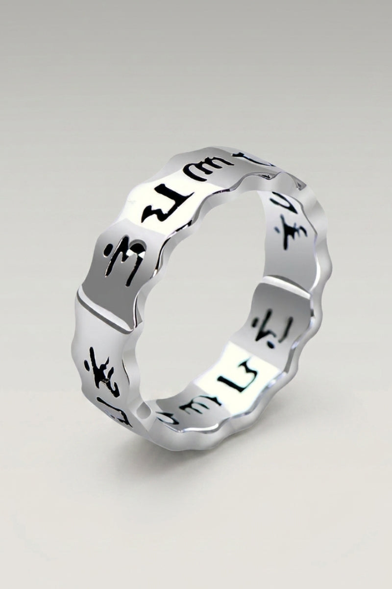 Bague 'Yuko' — anneau fin ajouré, caractères hiragana découpés tout autour de la bande, photo produit sur fond gris clair