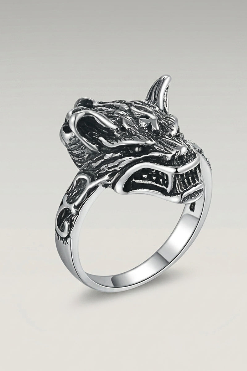 Bague 'Matsue' — tête de loup argentée à la gueule entrouverte sur un anneau fin et lisse, photo produit sur fond gris clair