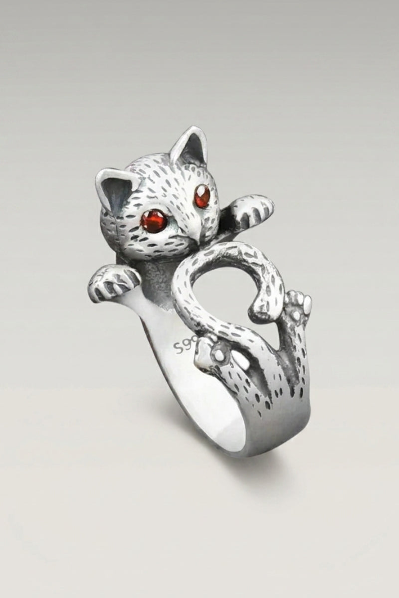 Bague 'Shotika' — chat sculpté en ronde-bosse, patte levée et yeux sertis de rouge, photo produit sur fond gris clair