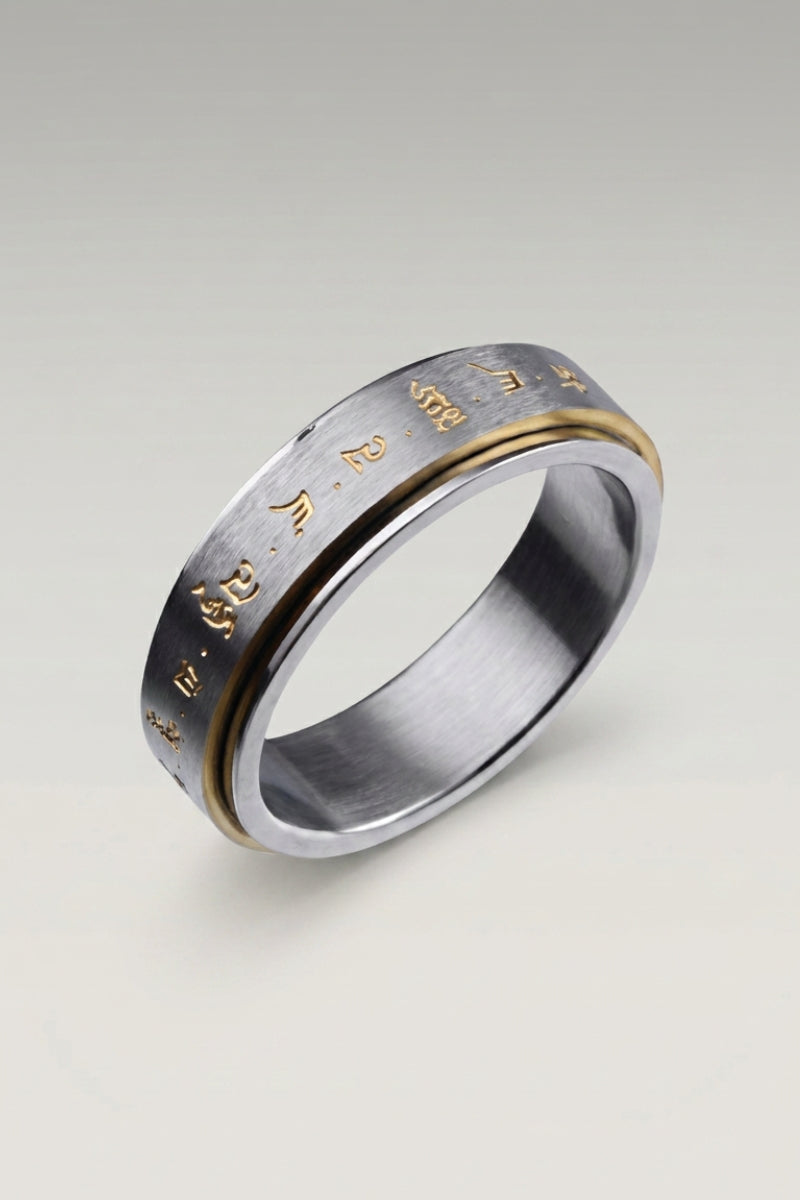 Bague 'Gaifu Okoni' — anneau pivotant à bande centrale gravée, bordée de deux liserés dorés, photo produit sur fond gris clair