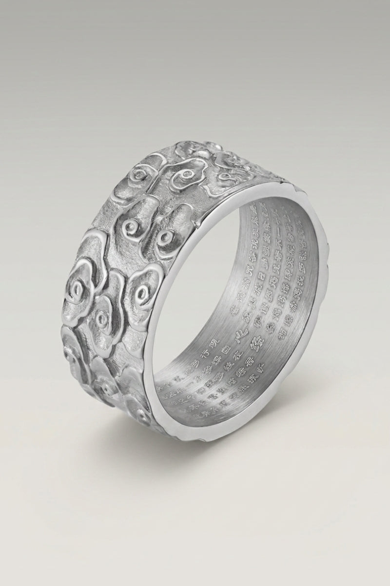 Bague 'Kumo' coloris argent — anneau large à volutes de nuages sculptées en relief sur toute la circonférence, photo produit sur fond gris clair