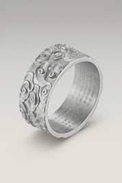Bague 'Kumo' coloris argent — anneau large à volutes de nuages sculptées en relief sur toute la circonférence, photo produit sur fond gris clair