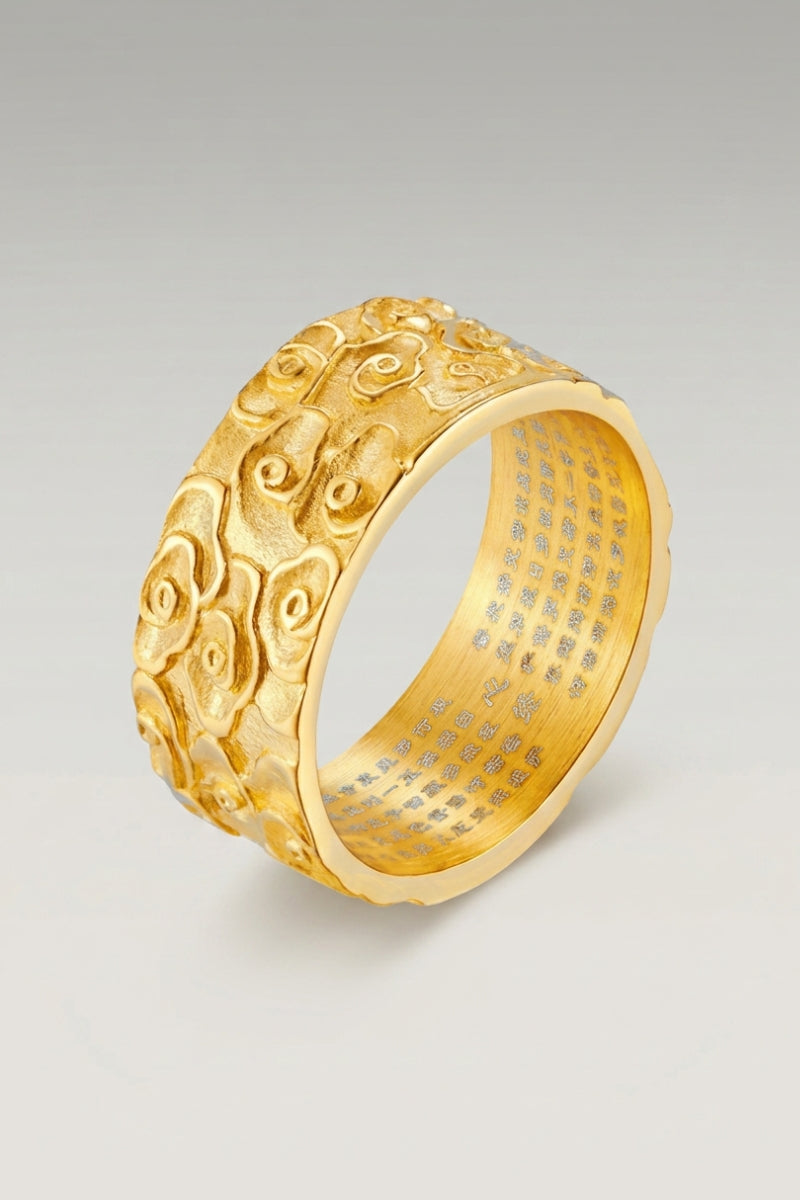 Bague 'Kumo' coloris or — anneau large à volutes de nuages sculptées en relief sur toute la circonférence, photo produit sur fond gris clair